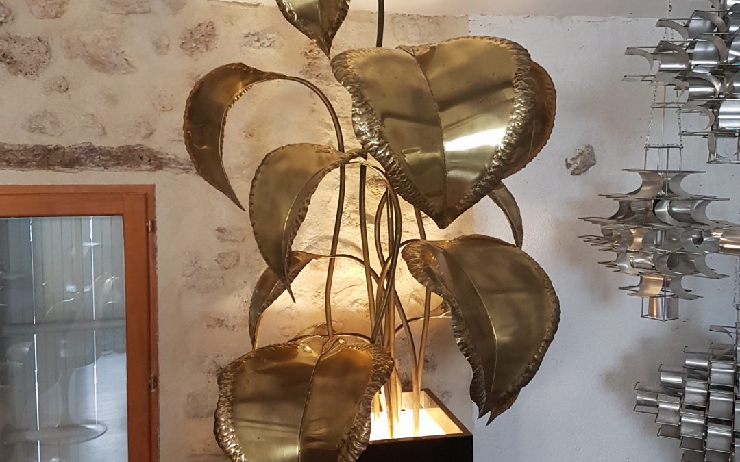 Grande lampe fleur en métal doré